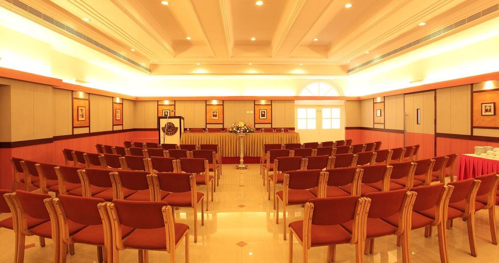 Hotel Luciya Palace Thrissur Экстерьер фото